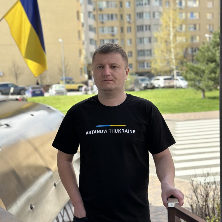 Футболка чоловіча “#STANDwithUKRAINE”