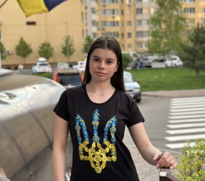 Футболка жіноча “Тризуб квітковий” чорна