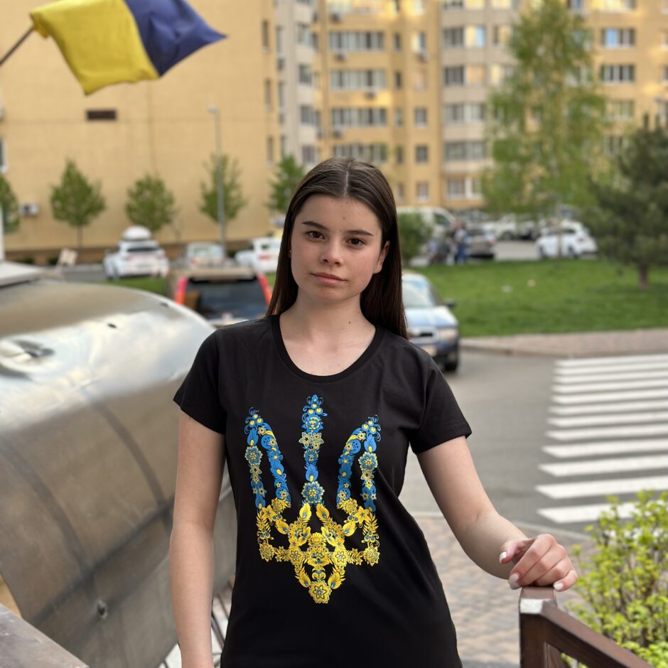 Футболка жіноча “Тризуб квітковий” чорна