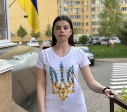Футболка жіноча “Тризуб квітковий” біла