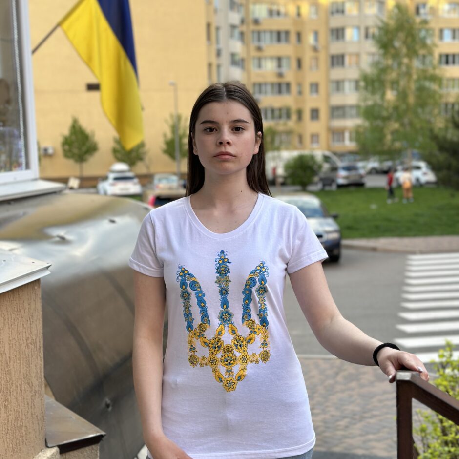 Футболка жіноча “Тризуб квітковий” біла