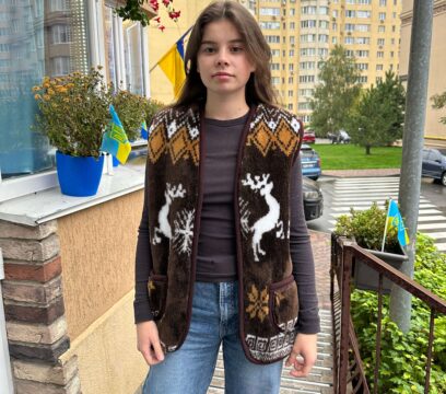 Жилетка з овчини на блискавці “Олені” коричнева