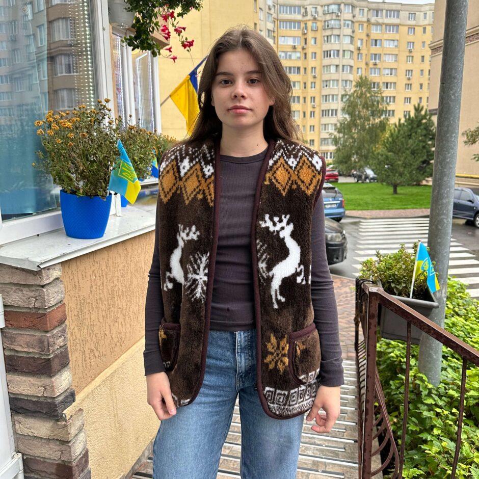 Жилетка з овчини на блискавці “Олені” коричнева