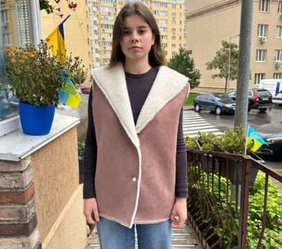 Безрукавка з овечої вовни та екозамшу з воротом(коричнева)