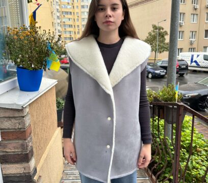 Безрукавка з овечої вовни та екозамшу з воротом(графіт)