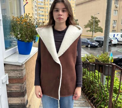 Безрукавка з овечої вовни та екозамшу з капюшоном(коричнева)