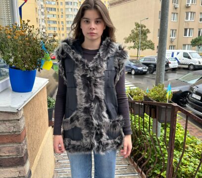 Безрукавка з натуральної шкіри (з капюшоном)