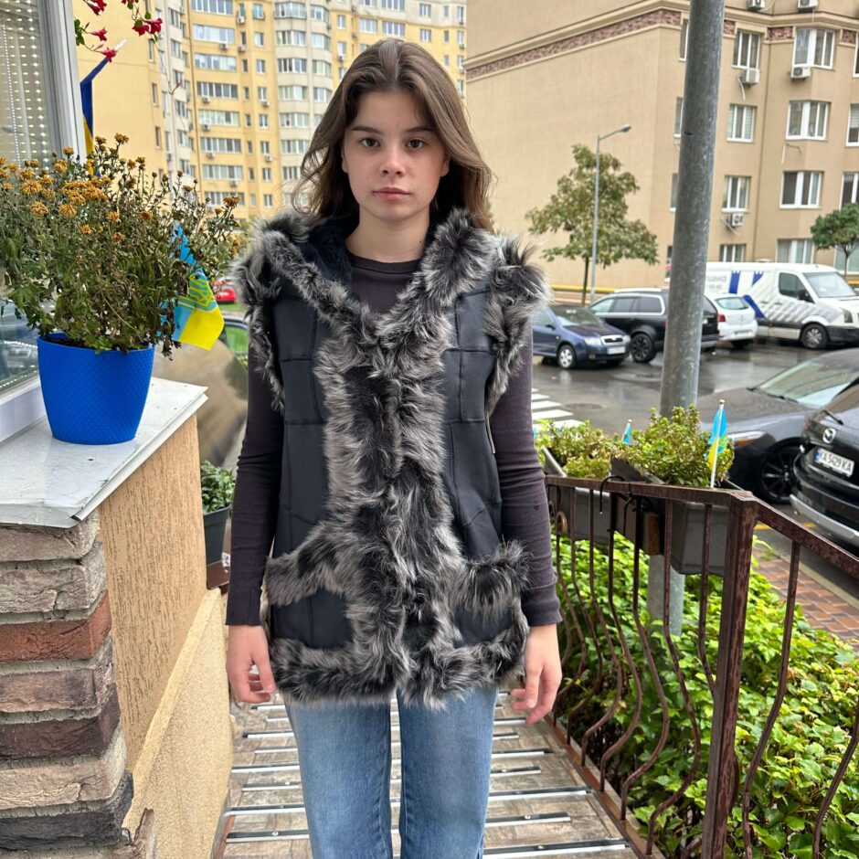 Безрукавка з натуральної шкіри (з капюшоном)