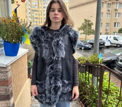 Безрукавка з натуральної шкіри (з капюшоном)
