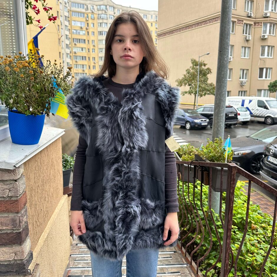 Безрукавка з натуральної шкіри (з капюшоном)