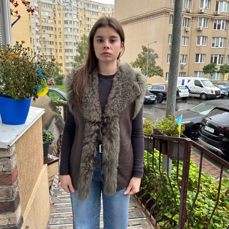 Безрукавка з натуральної овечої шкіри (коричнева)