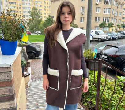 Безрукавка з овечої вовни та екозамшу з капюшоном(довга)